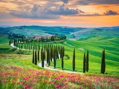 燃油別【成田発】現地のみ添乗員同行　オルチャ渓谷に泊まる至福の休日イタリア９日　エミレーツ航空利用　エコノミークラス利用　燃油目安額：７９，０００円（２０２５年１１月１日現在）のイメージ画像